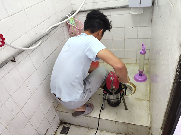 黄石港管道堵塞冒臭气 专业师傅现场解决问题