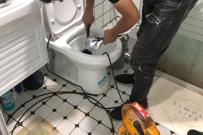 黄石港马桶堵塞自己疏通还是找师傅？专业上门服务让你省时更省心