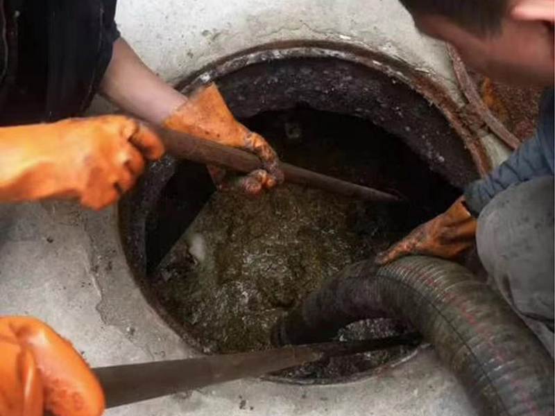 黄石港清理化粪池时如何避免沼气的危害？